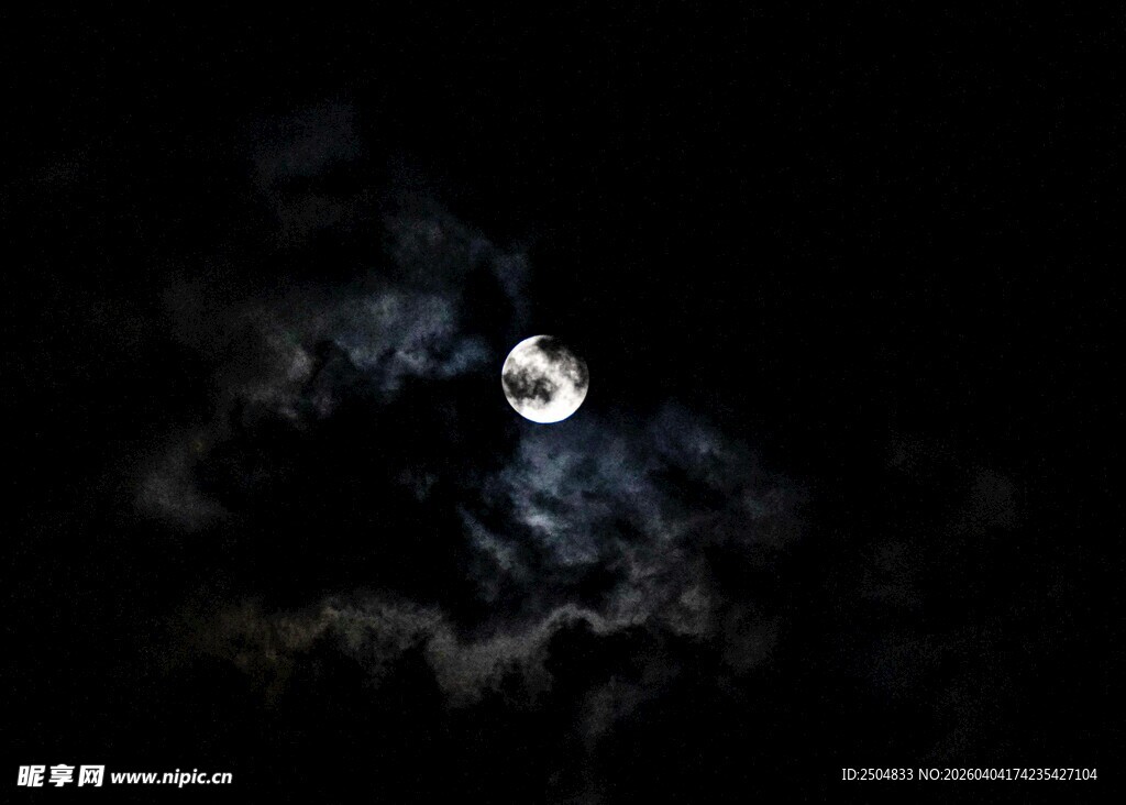 夜空中的明月与云朵