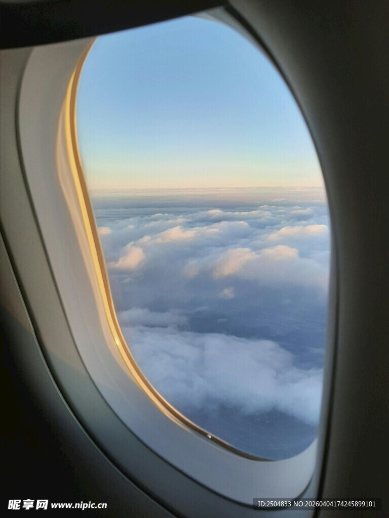 飞机舷窗下的云海美景