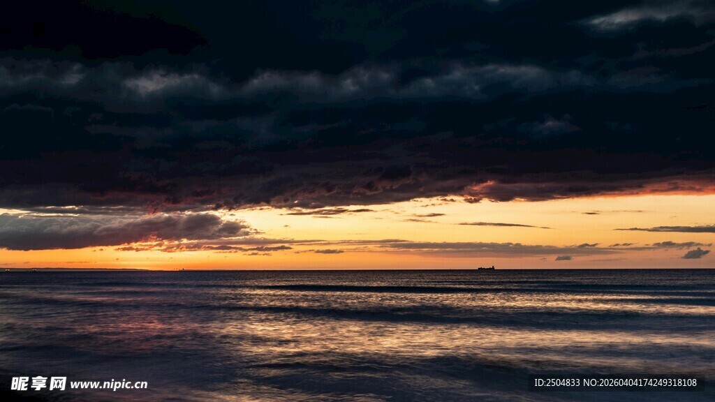 海边日落时分的壮丽景观