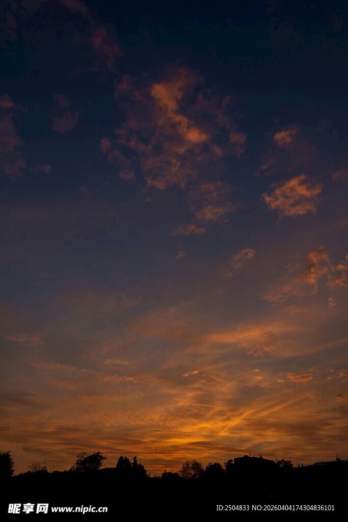 黄昏时分的绚烂天空