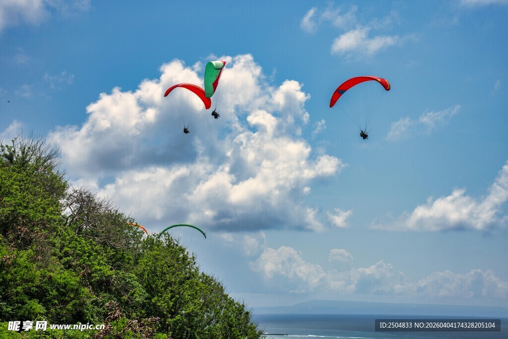 海上滑翔伞运动美景