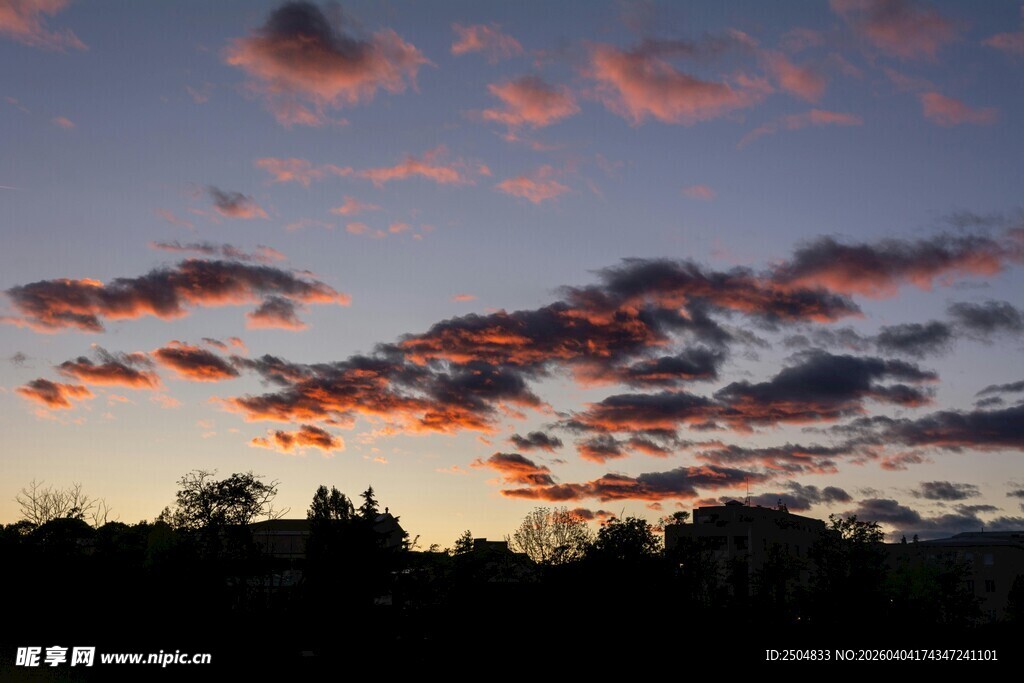日落时分的绚烂云霞