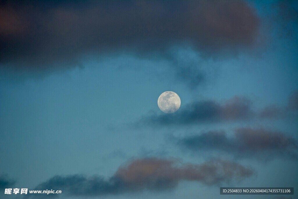 夜空中的明月与云朵
