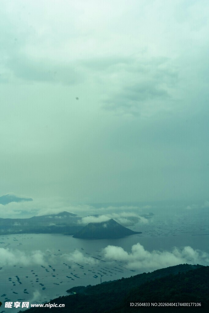 海上山峦云雾景观
