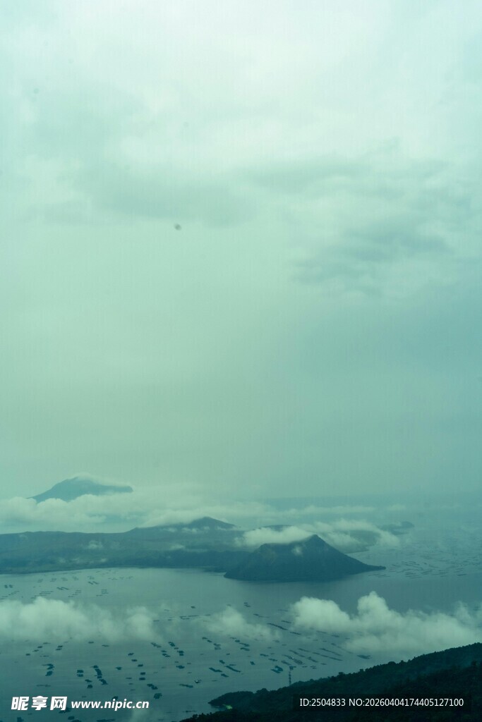 云雾缭绕下的山峦美景