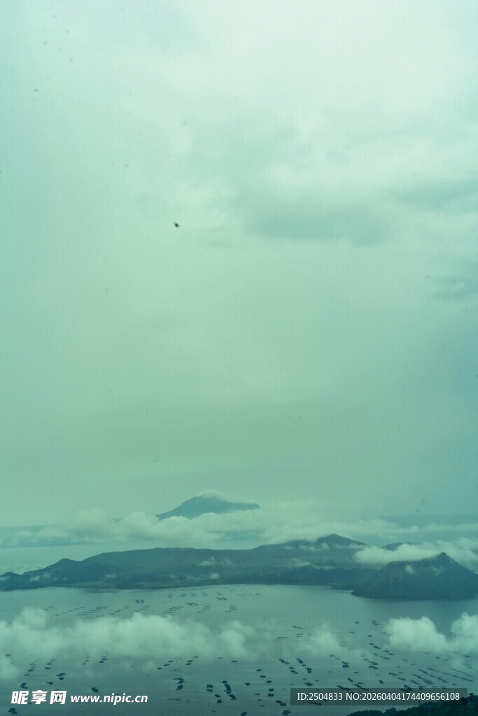 云海之上的朦胧山景