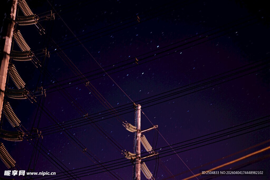 夜空下的电线杆与闪烁繁星