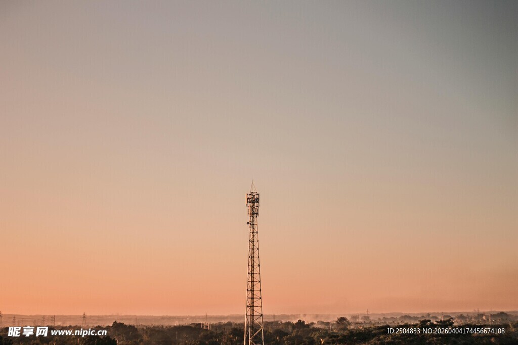 夕阳下的通信铁塔