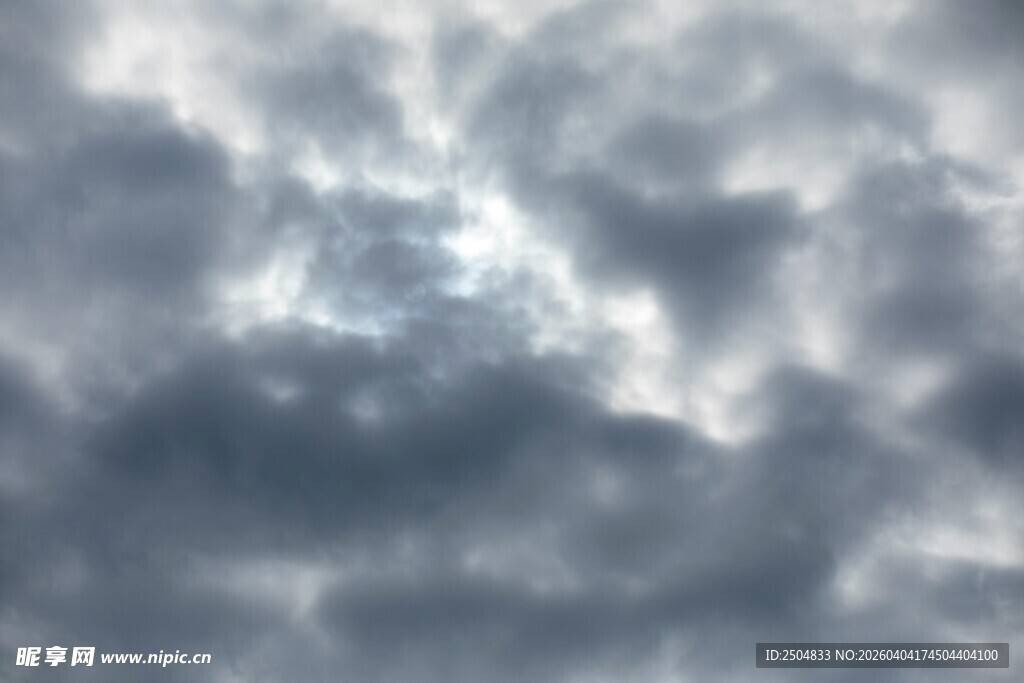 阴云密布的天空