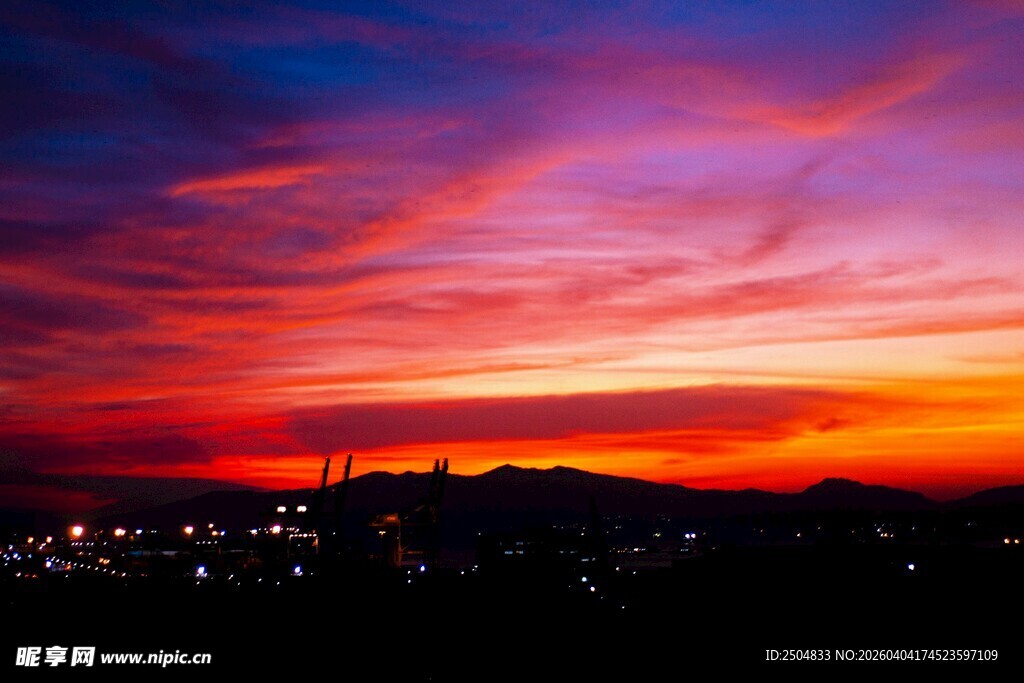 绚丽晚霞下的城市剪影