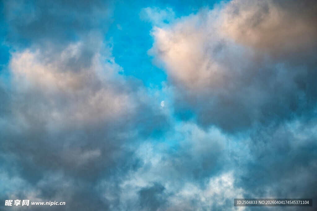 蓝天中的绚丽云彩