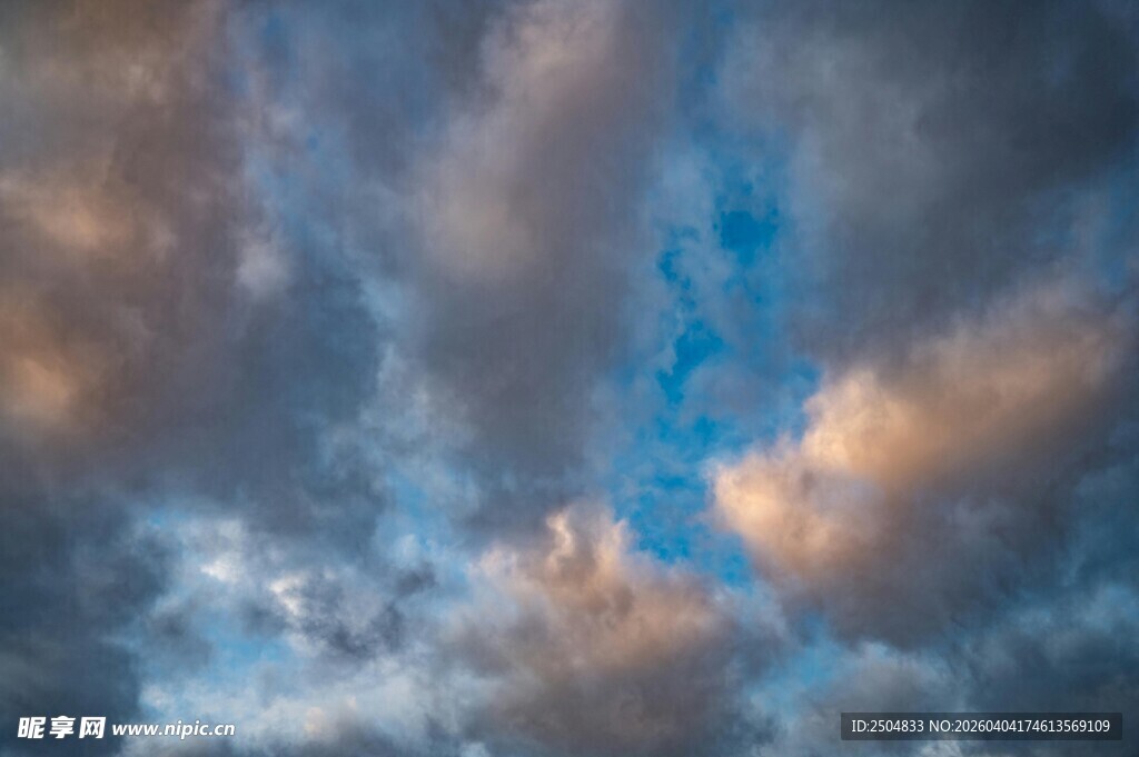 绚丽天空中的多彩云朵