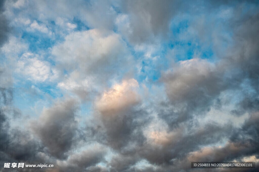 天空中绚丽多彩的云朵