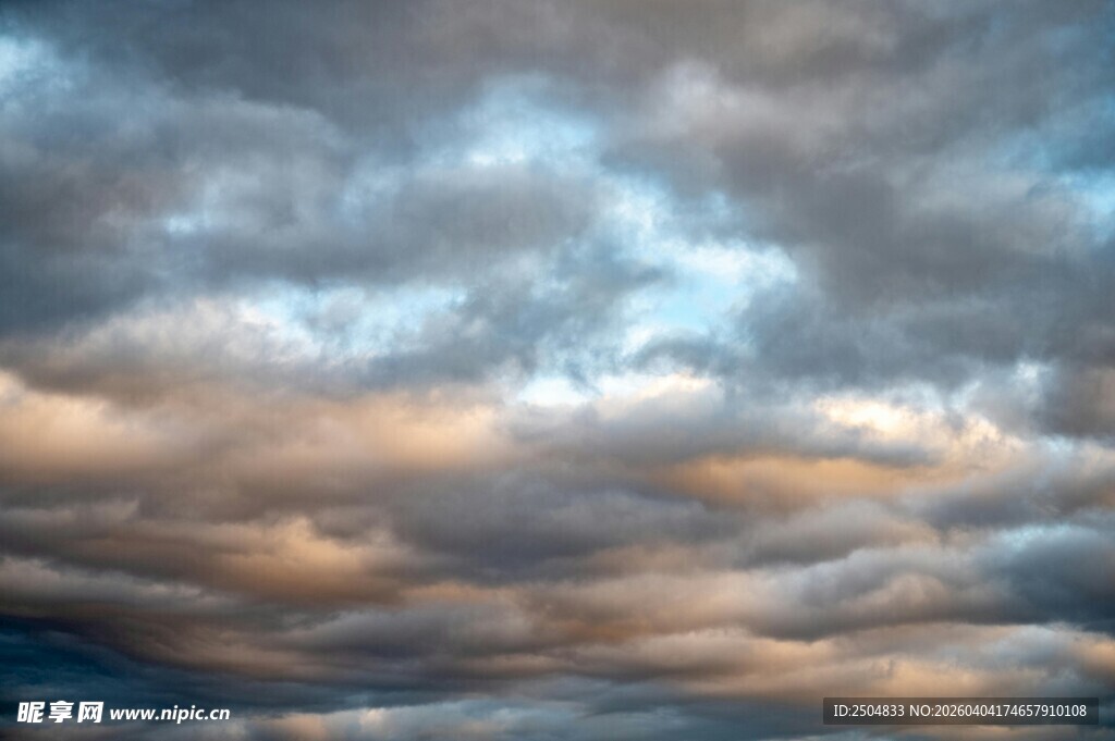 黄昏时分的绚烂云层