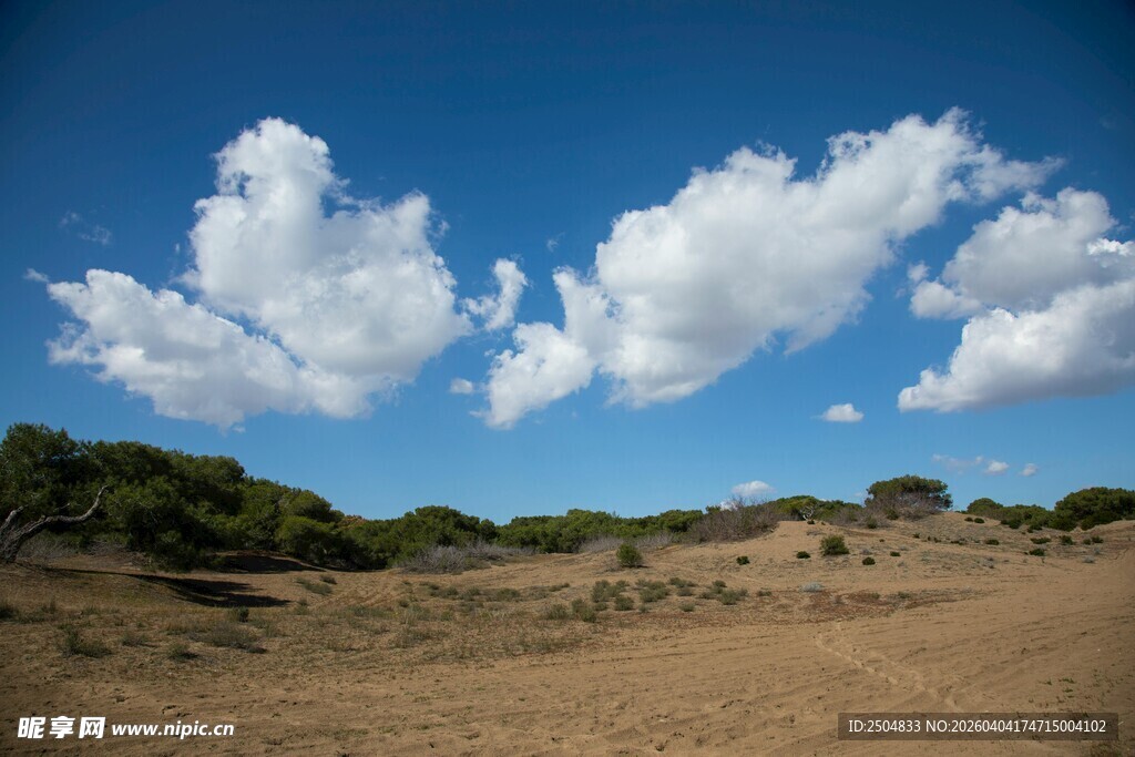 蓝天旷野间的白云美景