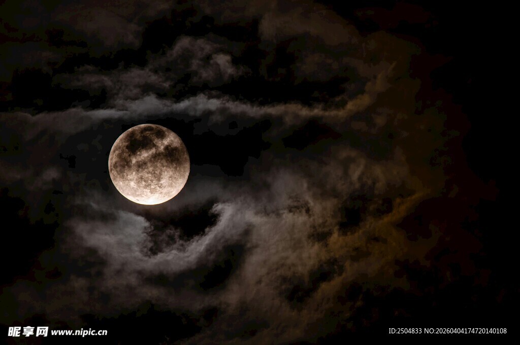 夜空中的朦胧满月