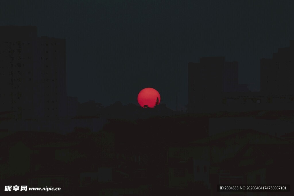 夜幕中闪耀的红色光点