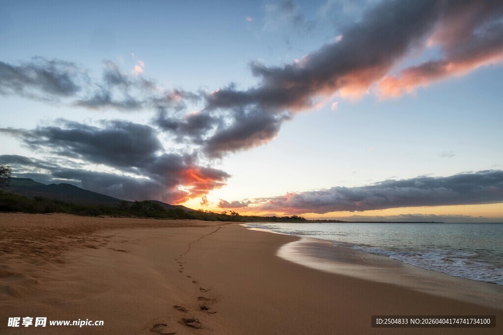 夕阳下的美丽海滩风景