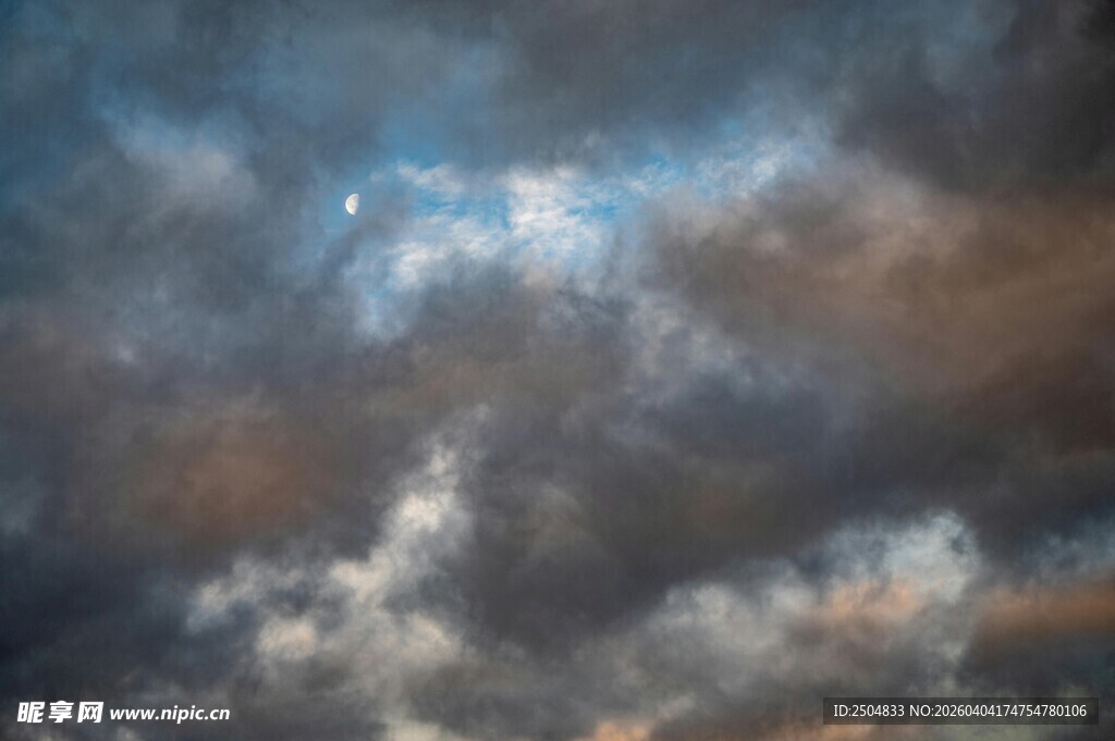 壮丽天空中的梦幻云彩