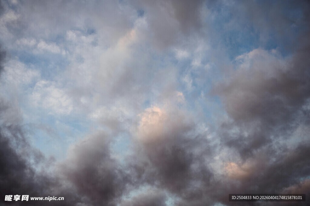 黄昏时分的梦幻云层