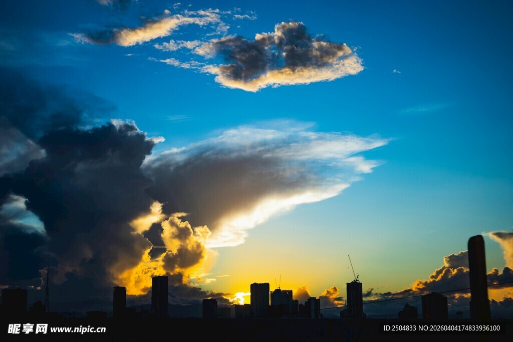 城市黄昏天空壮丽美景