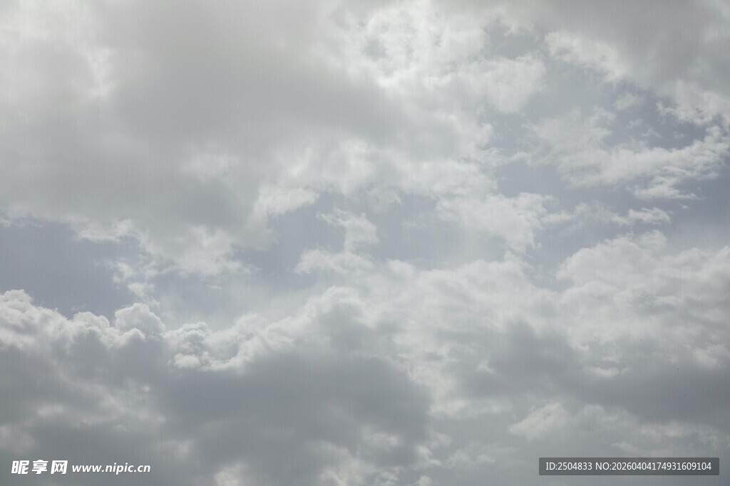 天空中飘浮的蓬松云朵