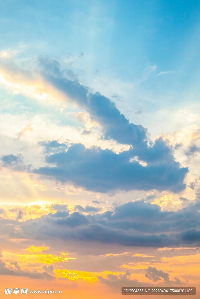绚丽天空下的梦幻云彩