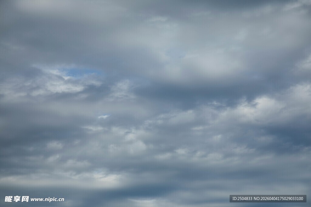 天空中的层叠云朵