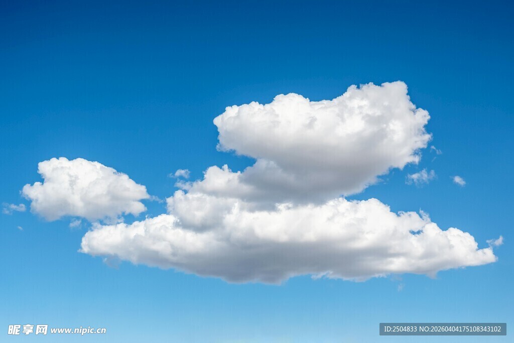 蓝天中的蓬松白云