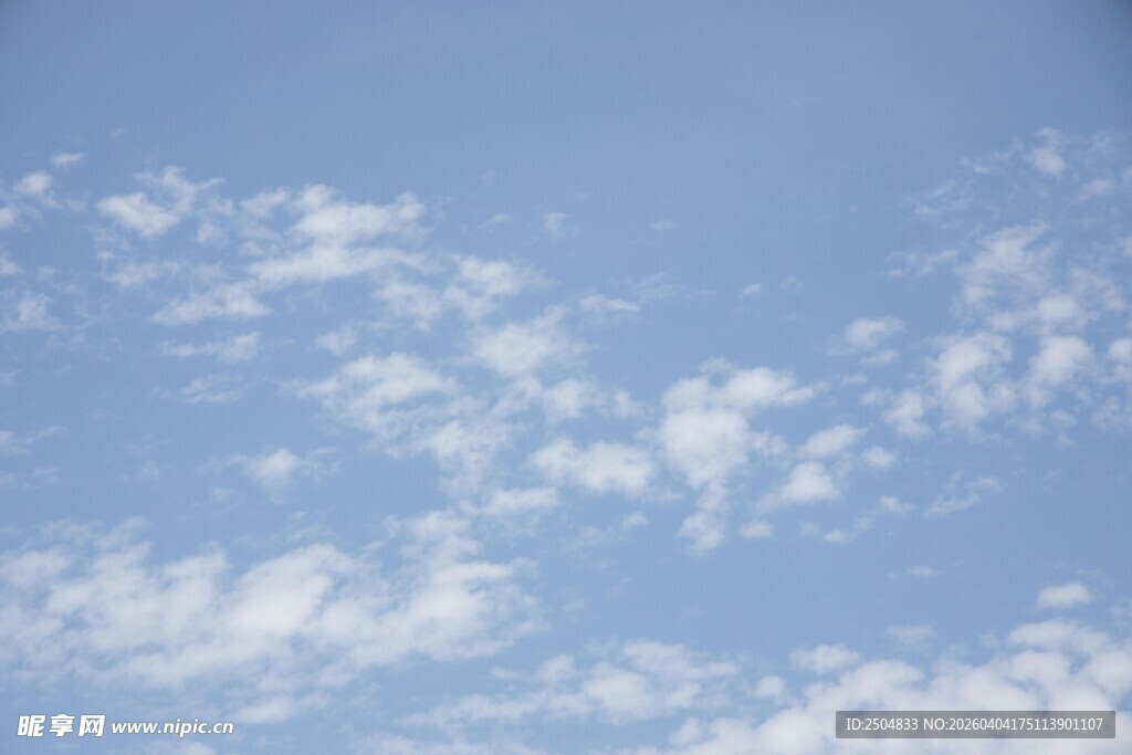 晴朗天空中的朵朵白云