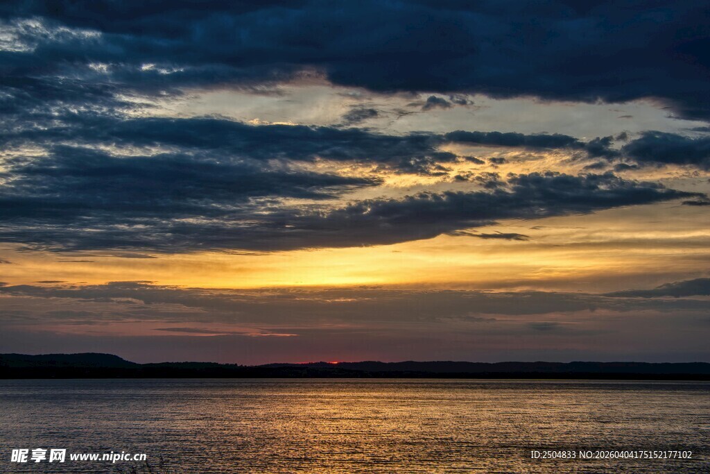 日落时分的宁静水面景色