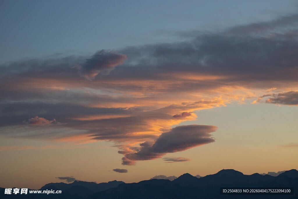 日落时分的壮丽云霞景观