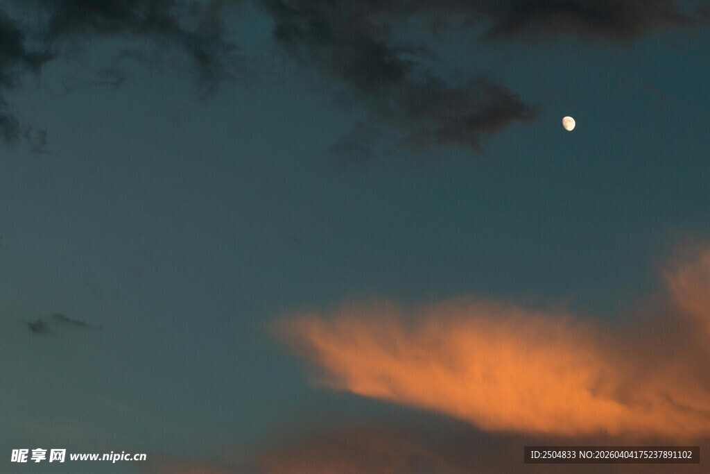 夜空下的橙云与明月