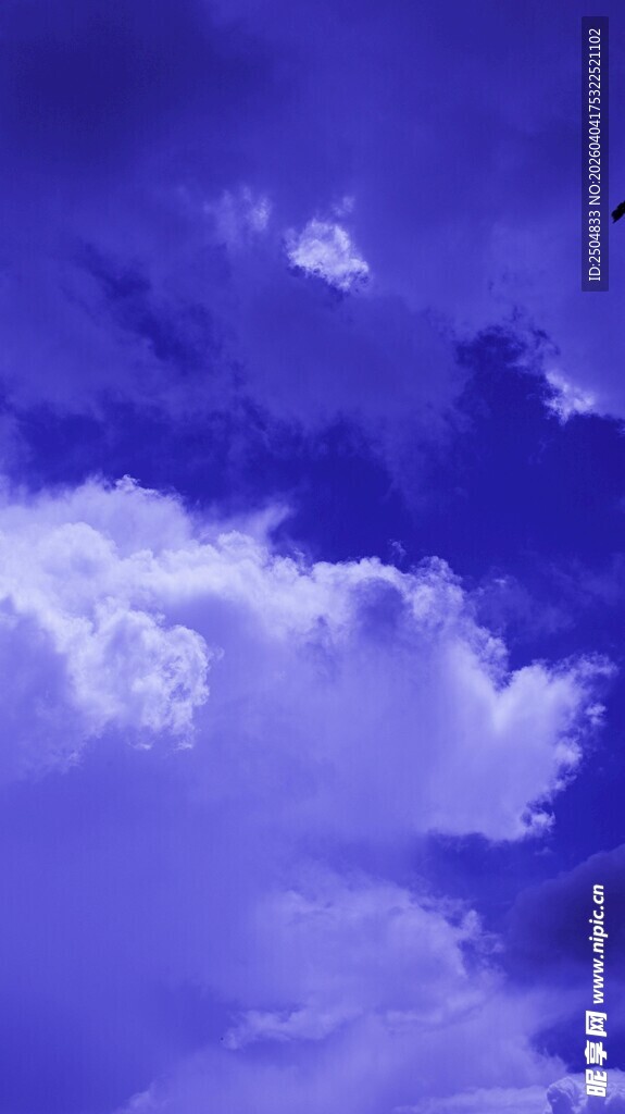 梦幻紫蓝天空中的云朵
