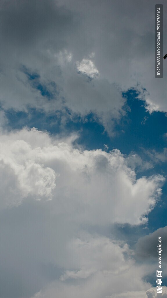 蓝天白云间的壮丽云彩