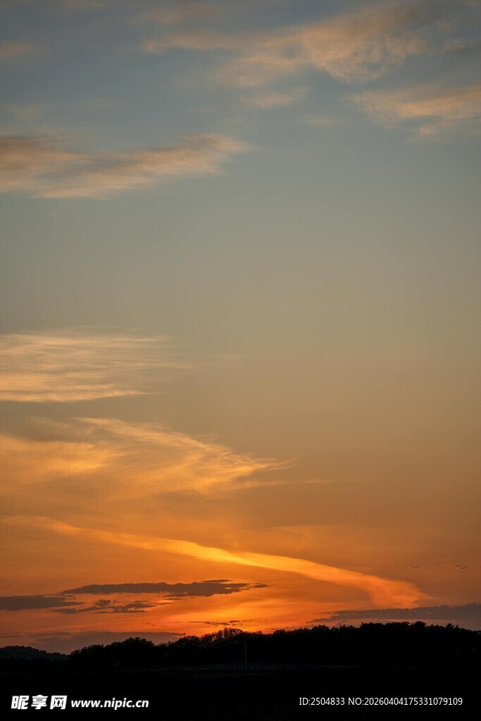 日落时分的绚烂天空