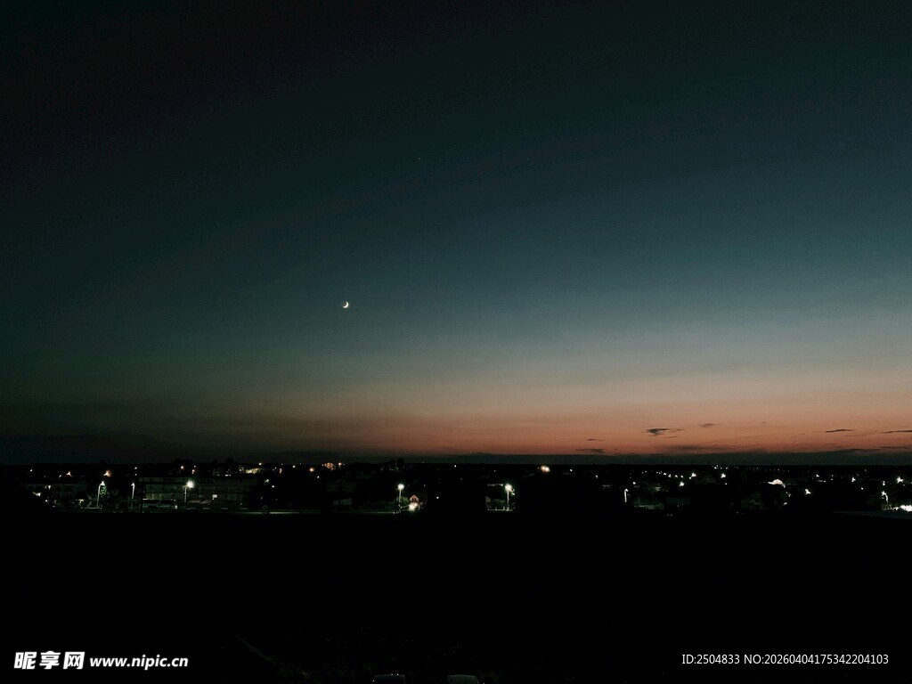 夜幕下的城市天际线