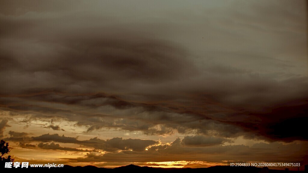 黄昏时的厚重云层景观