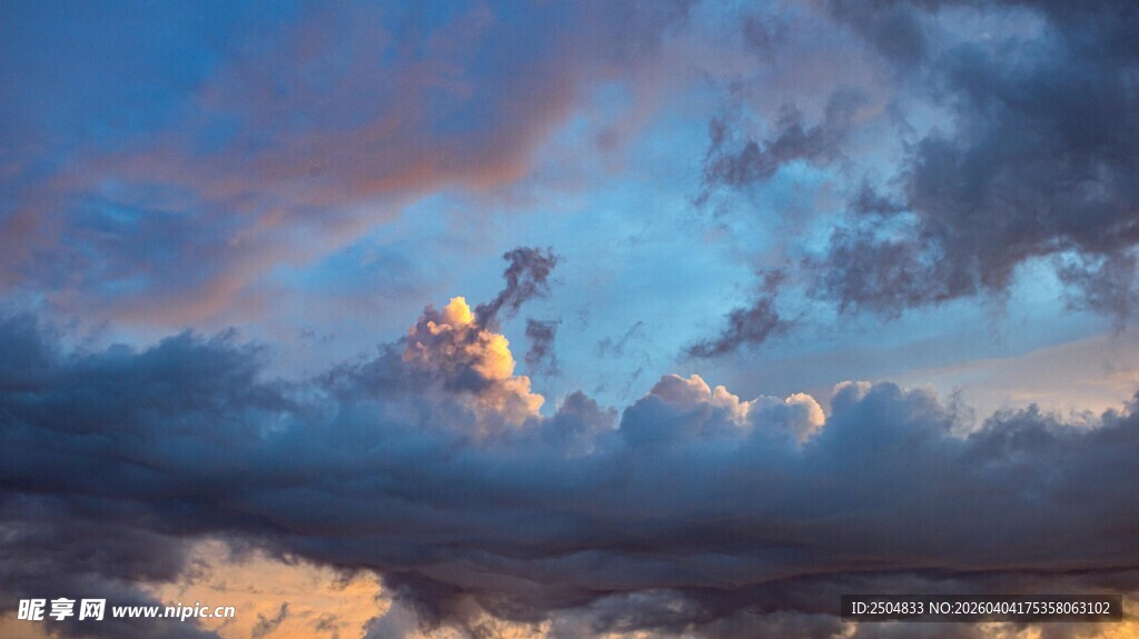 壮丽云海中的梦幻天空