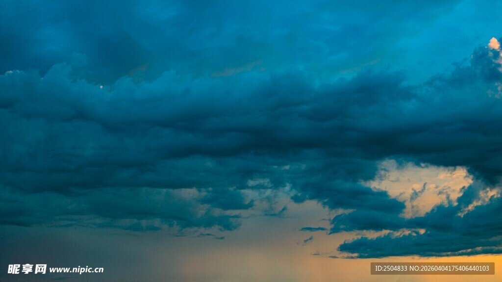 黄昏时分的壮丽天空景观