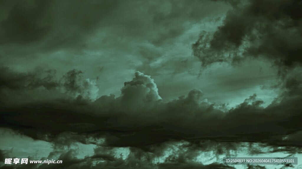  沉天空下的广袤景象