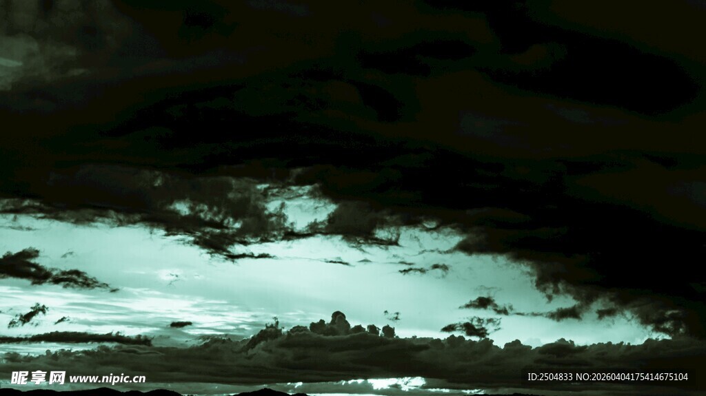 夜空下的云层景观