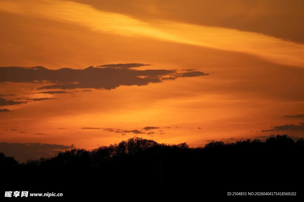 夕阳下的绚烂天空