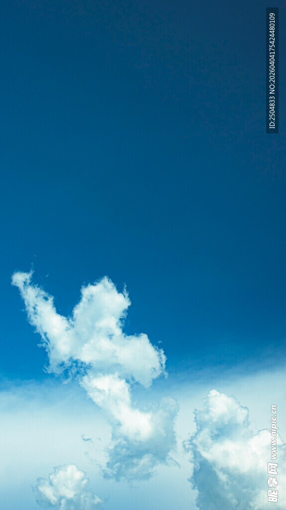 蓝天中的洁白云朵