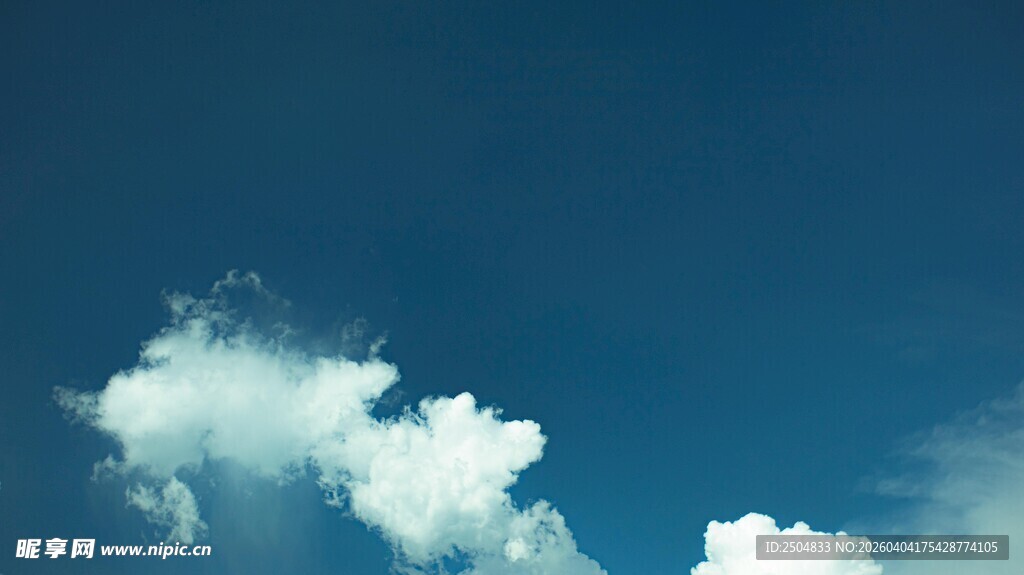 蓝天中的洁白云朵