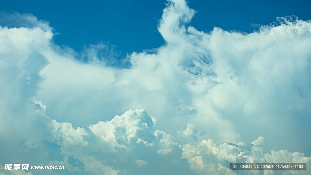 蓝天中的蓬松白云