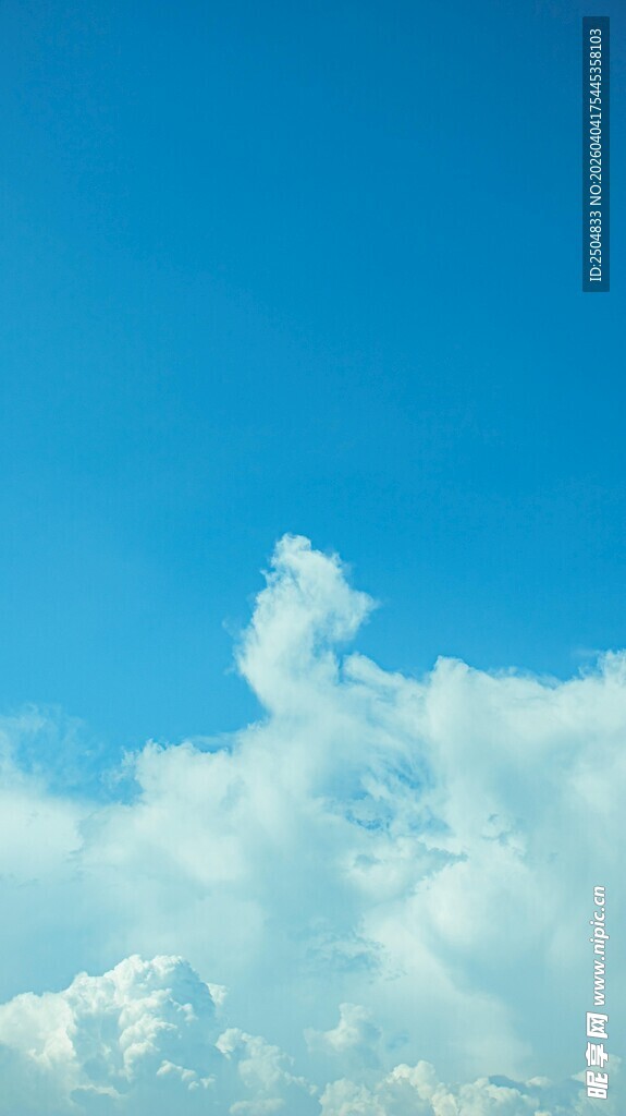 蓝天中的蓬松白云