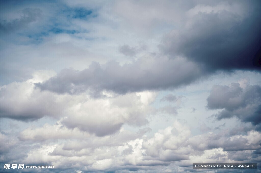 天空中厚重的云层
