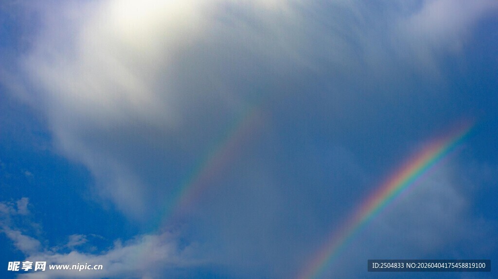 蓝天下的双彩虹美景