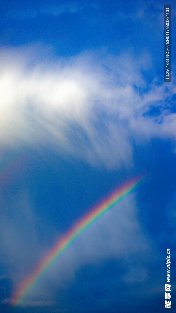 蓝天之上的绚丽彩虹